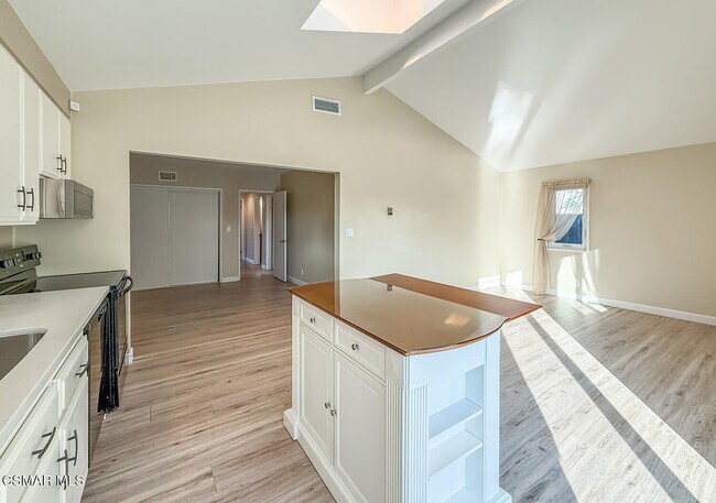 Building Photo - 1251 Buckingham Dr