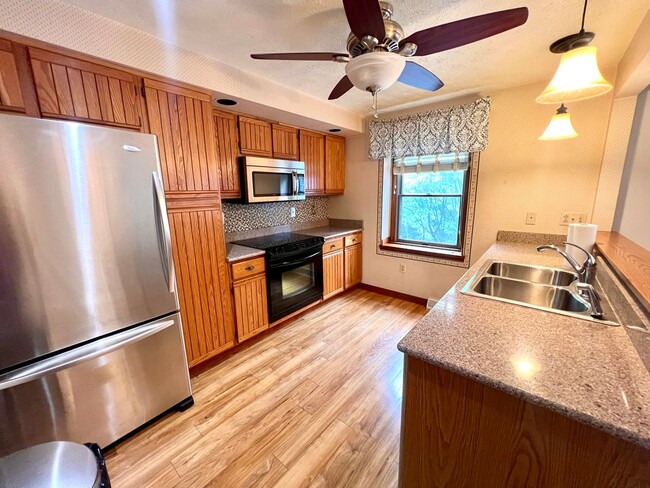 Building Photo - 1256 Queens Dr