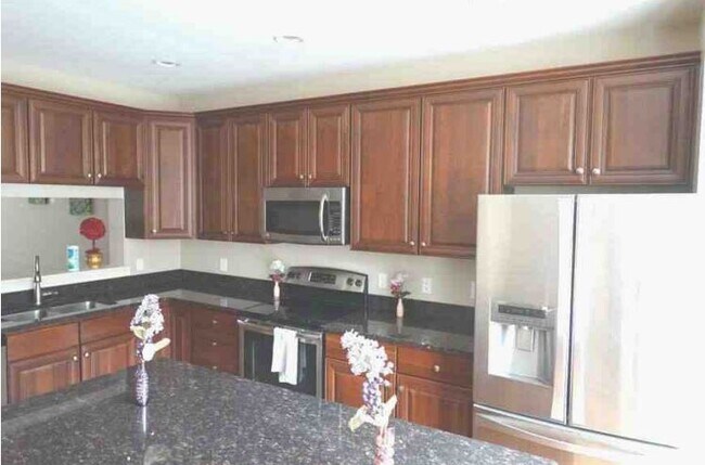 Kitchen - 201 E Rochelle St