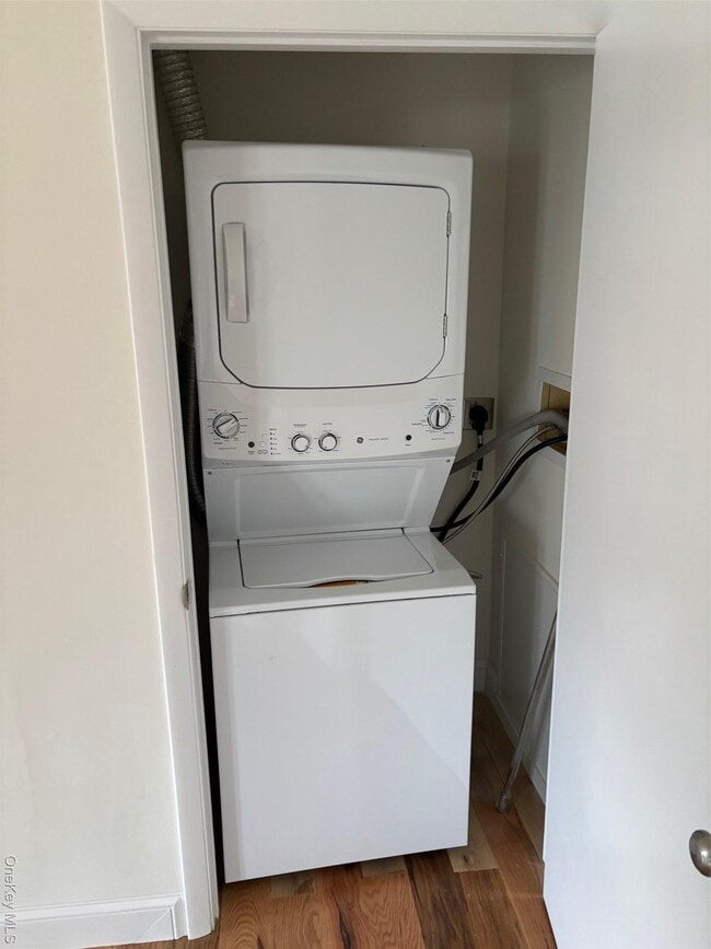 Building Photo - 8 S Brett St