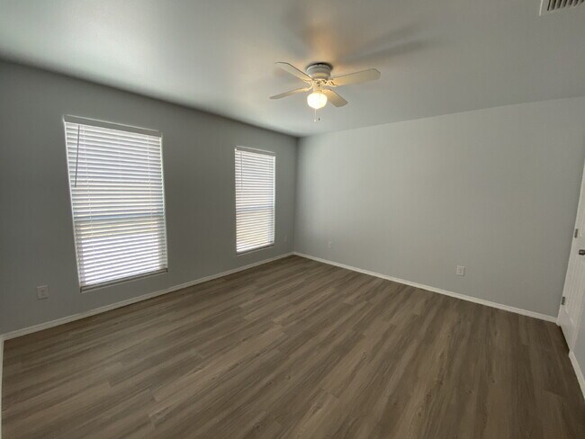 Building Photo - 3/2 duplex in Lincoln 16!