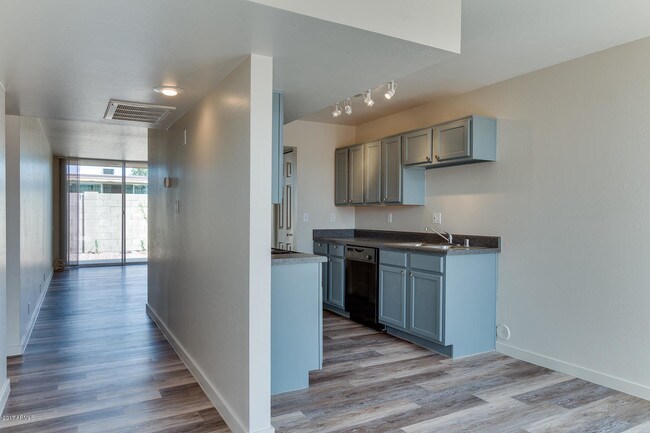 Building Photo - 4646 N 11th Ave