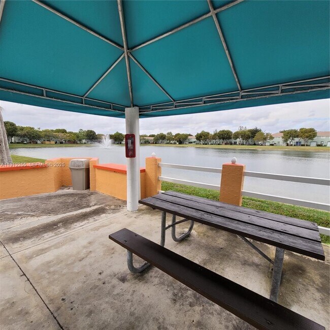 Building Photo - 1666 SE 27th Ct