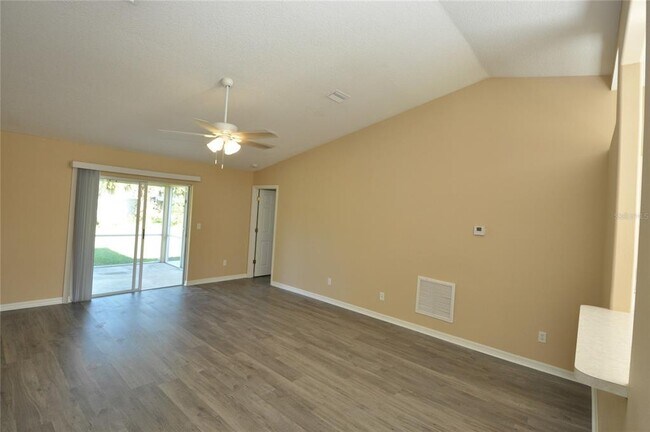 Building Photo - 23 Primrose Ln