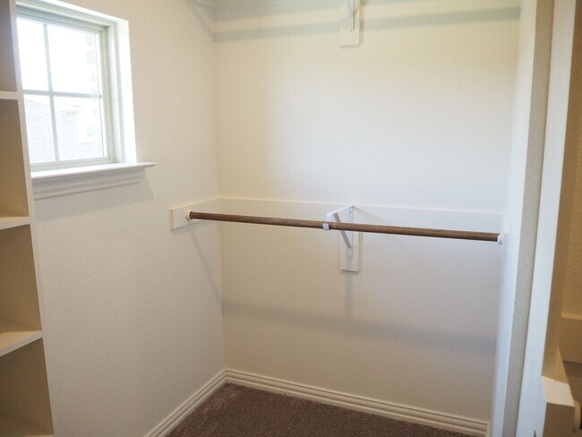 Building Photo - Like NEW 3 Bed - 3 Bath Townhome in Denton