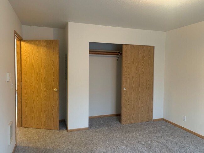 Building Photo - NE Bend Apartment Available 6/15