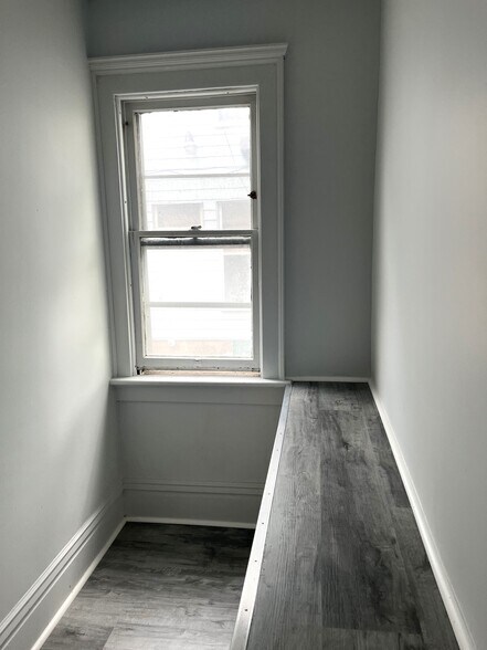 Building Photo - 257 W 8th St