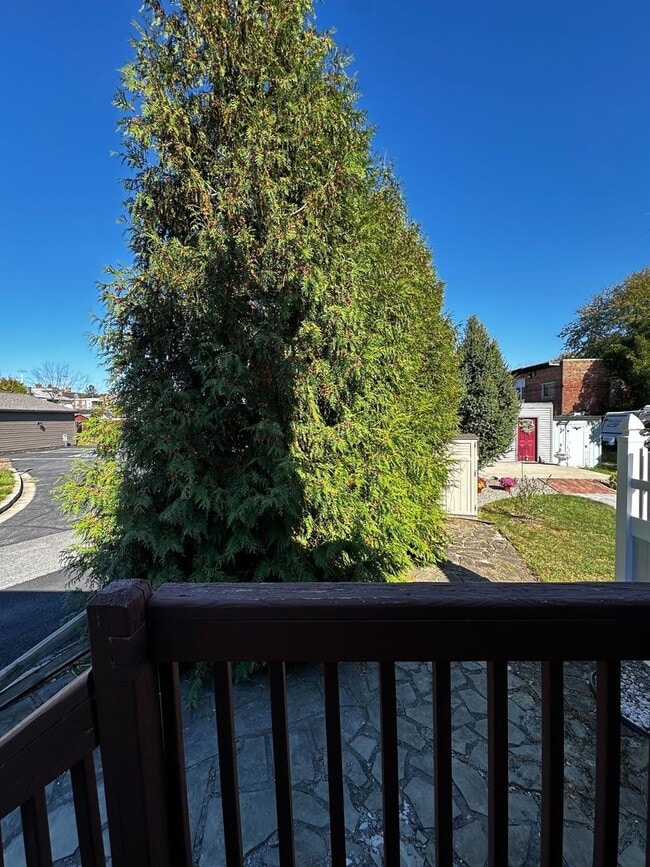 Building Photo - Spacious 2 Bedroom Home with Sunroom and Plenty of Storage!