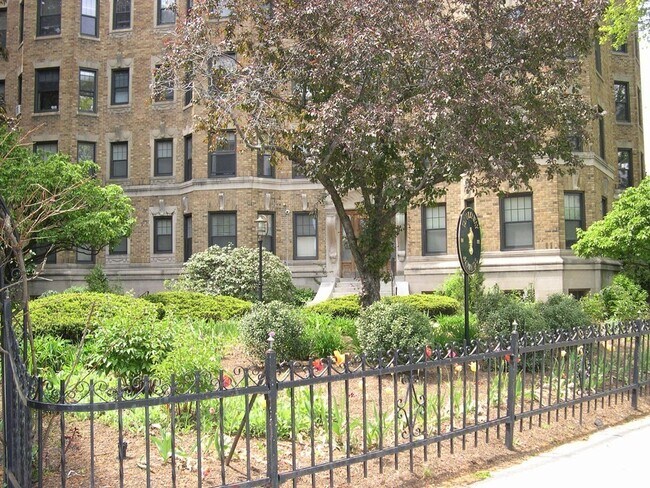 Building Photo - 120 Riverway