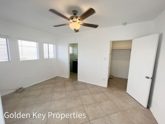 Building Photo - Single-level apartment in Oceanside a block to the beach!