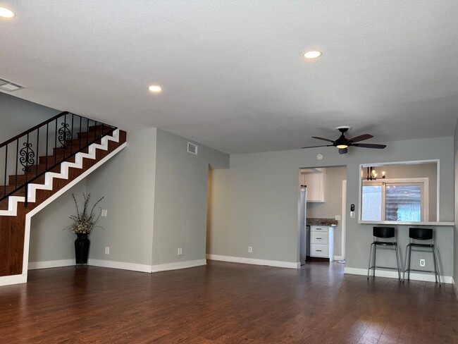 Building Photo - Lovely 2 Bedroom 2.5 Bathroom Townhome loc...