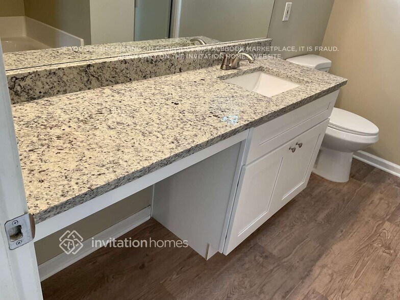 Building Photo - 573 W Oaks Dr