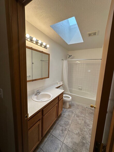 Building Photo - 1517 E Calkins Dr