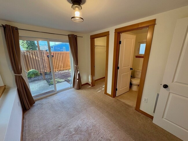 Building Photo - Central District Townhome