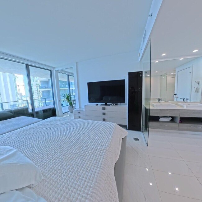 Building Photo - 650 NE 32nd St