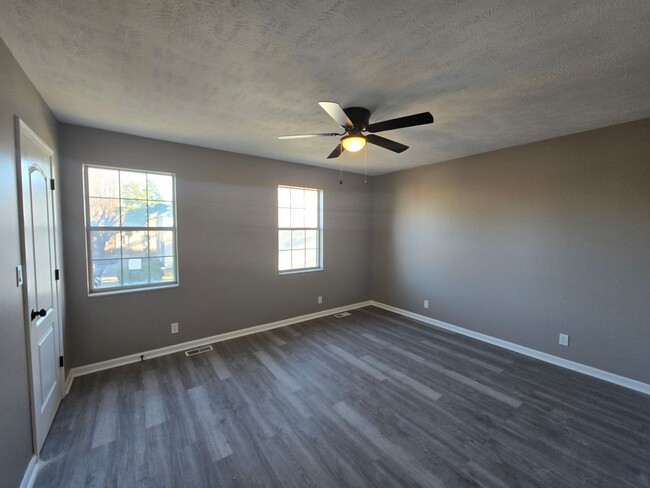 Building Photo - $1300 - Beautifully Renovated Townhome