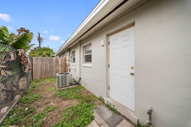 Building Photo - 5458-5460 5th Ave