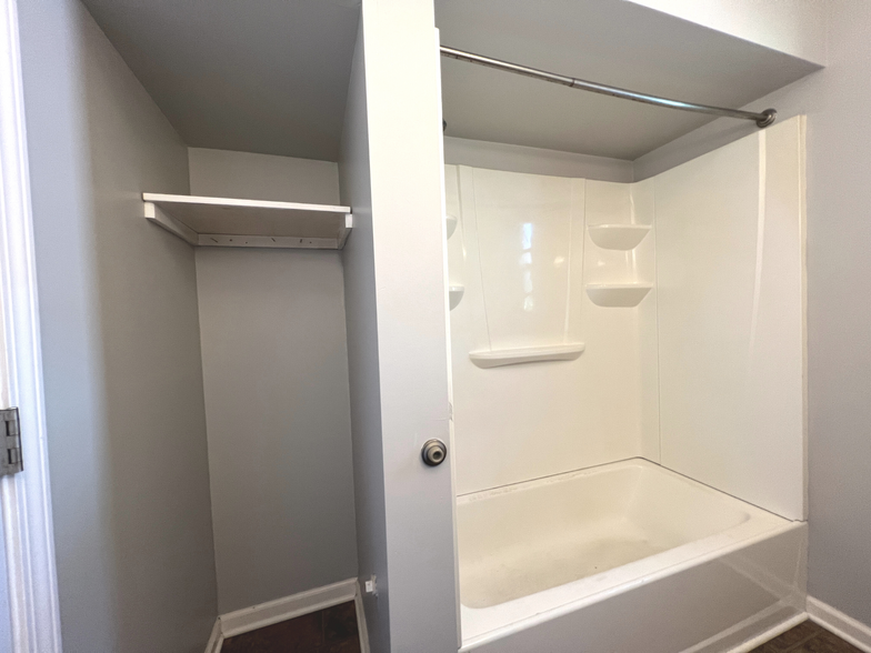Bathroom - 1608 Briedweng Ave