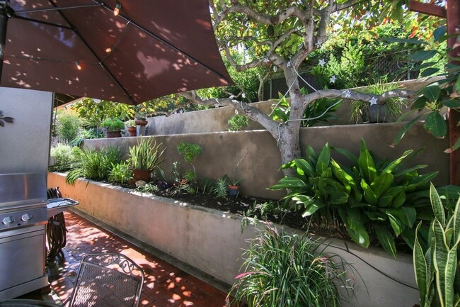 Building Photo - Furnished Single Story Home West of the Freeway