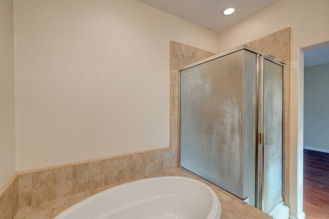 Building Photo - EXQUISITELY LOCATED TOWNHOME PRIVATE SETTING | MANY UPGRADES