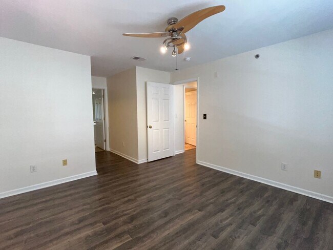 Building Photo - 2 Bed/2 Bath, Gated Community, Close to Sh...