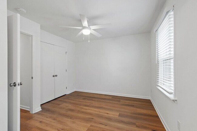 Building Photo - Rare Find: Updated and Modern End-Unit Tow...