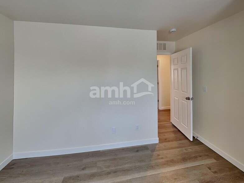 Building Photo - 1029 Maple Pines Ave