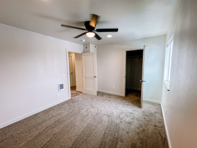 Building Photo - Newer Duplex for Rent Between Twin Bridges and Sheridan!