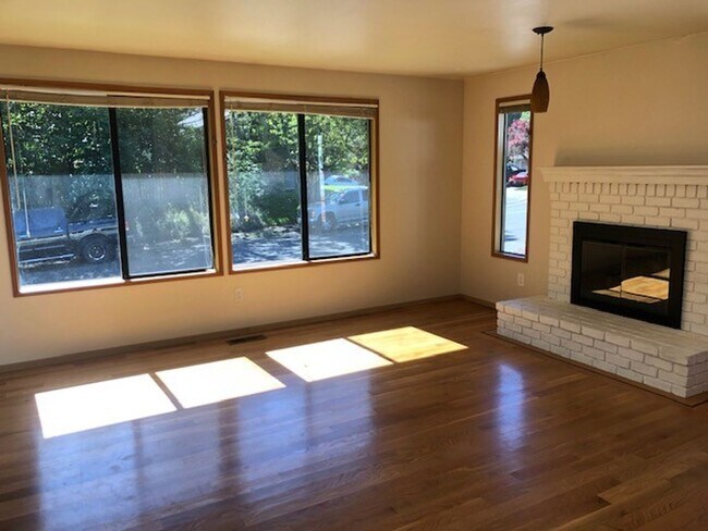 Building Photo - Beautiful 3 Bedroom 2 Bath Home in Mukilteo!