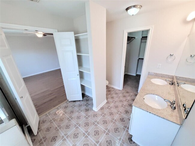 Building Photo - 6007 Shelbourne Park Ln