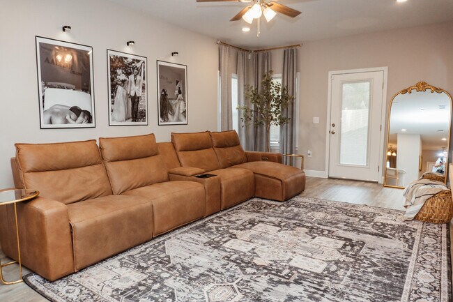 Building Photo - 105 Sago Palm Wy