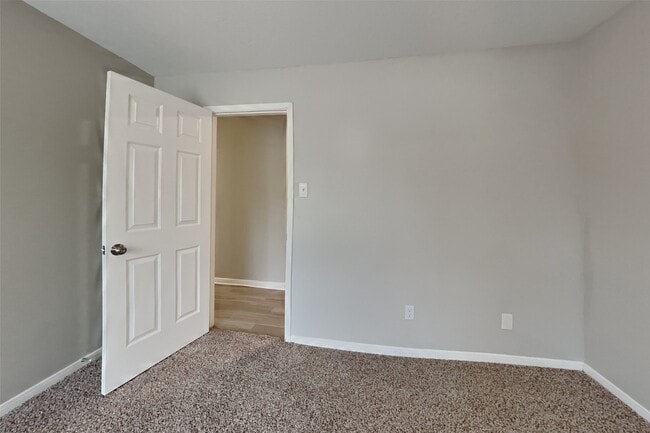 Building Photo - 15907 Lausanne Dr