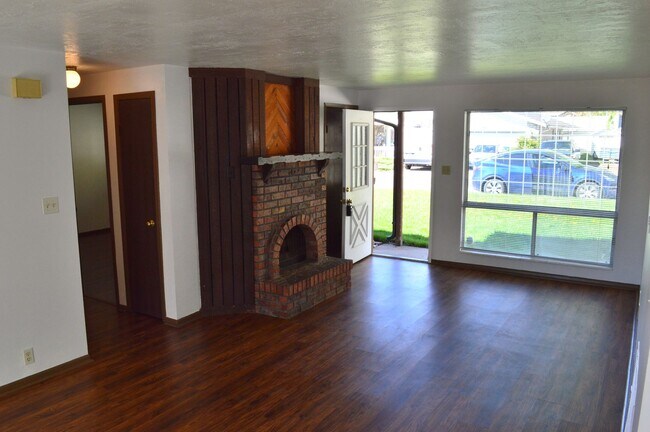 Building Photo - Walton Ln Duplex