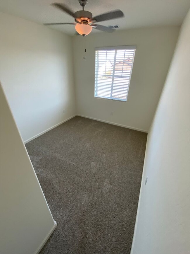 Building Photo - Gorgeous NEWER home between Tulare and Vis...