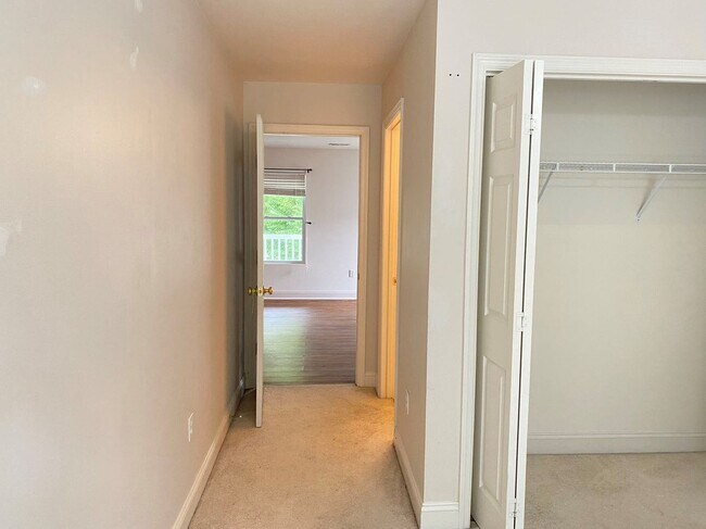 Building Photo - Charming 3-Bedroom Townhome with Private E...