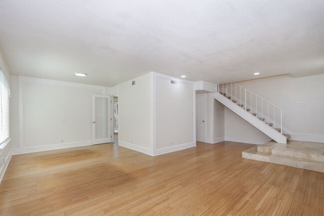 Building Photo - 3 Bed / 2.5 Bath light and spacious townho...