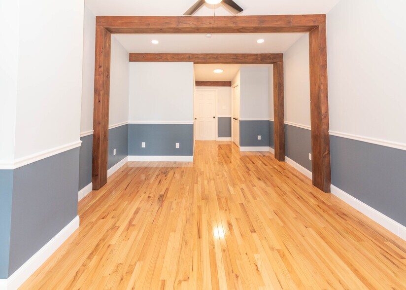 Building Photo - 423 S Eden St