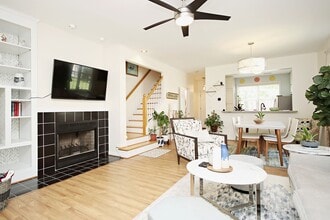 Building Photo - Updated End-Unit with Walkable Forest Lakes Lifestyle