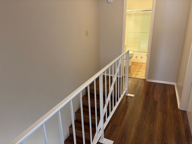 Building Photo - Beautiful 3-Bedroom Townhome in Chatsworth!