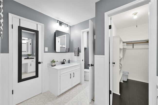 Building Photo - 223 Birchwood Dr