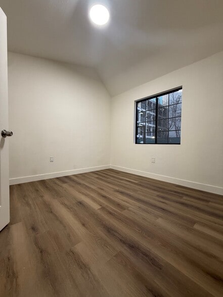 Building Photo - 1518 N Broadway