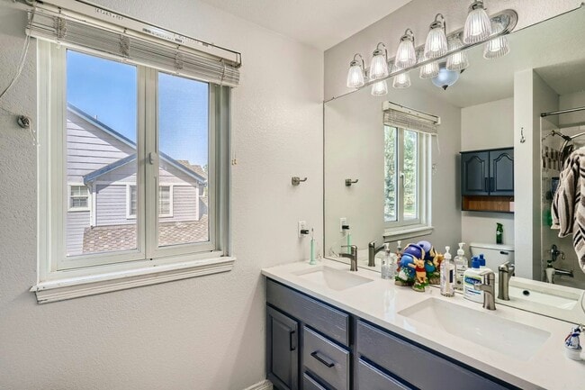 Building Photo - 16242 Hollyridge Dr