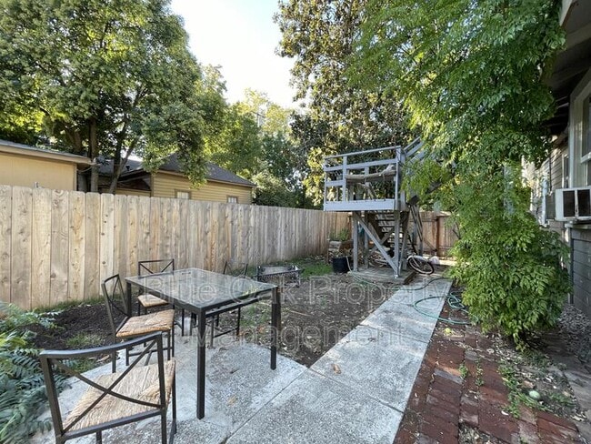 Building Photo - 605 W 6th St