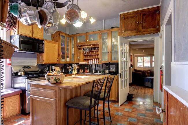 Building Photo - Bungalow in Desirable Highlands! Location Matters!