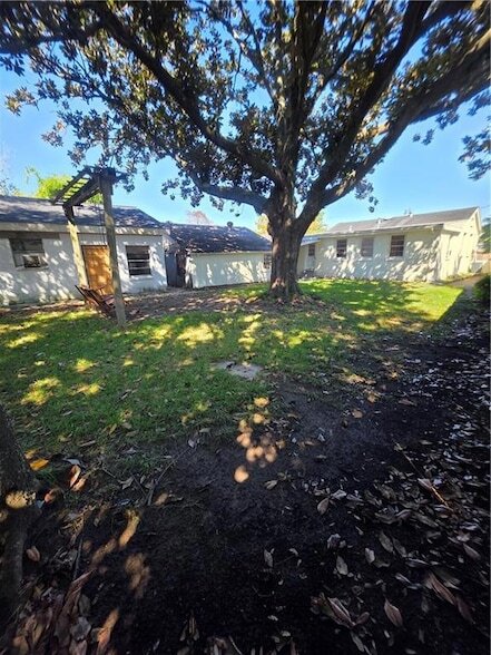 Building Photo - 518 Tucker Ave