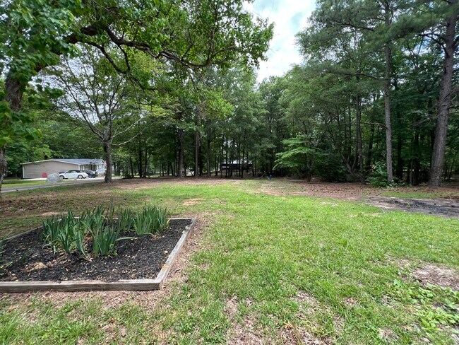 Building Photo - 102 Stillwater Dr