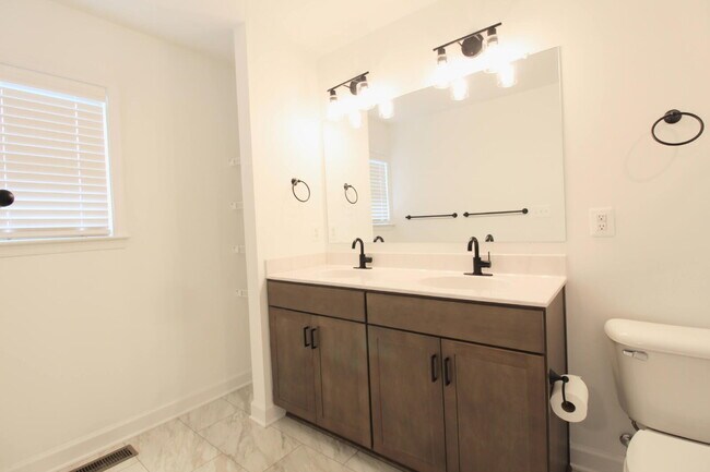 Building Photo - "Impressive 3-Bed Townhouse with Fenced in...