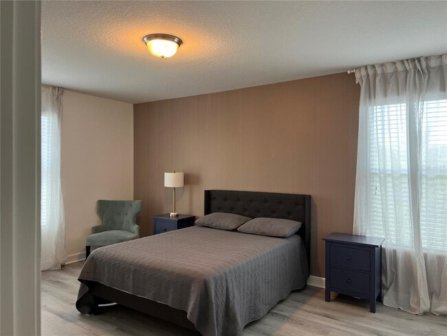 Building Photo - 4715 Sleepy Hollow Dr