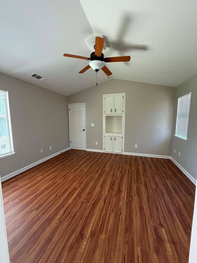 Building Photo - Beautifully Updated 3 Bedroom Home
