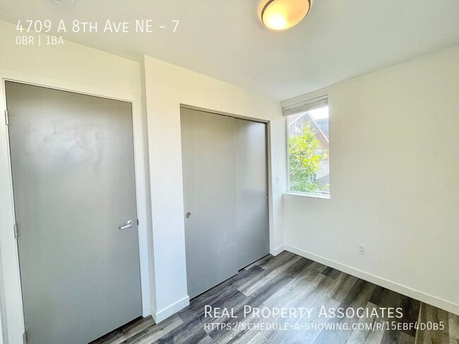 Building Photo - Modern Townhome with ROOMS Available in Un...